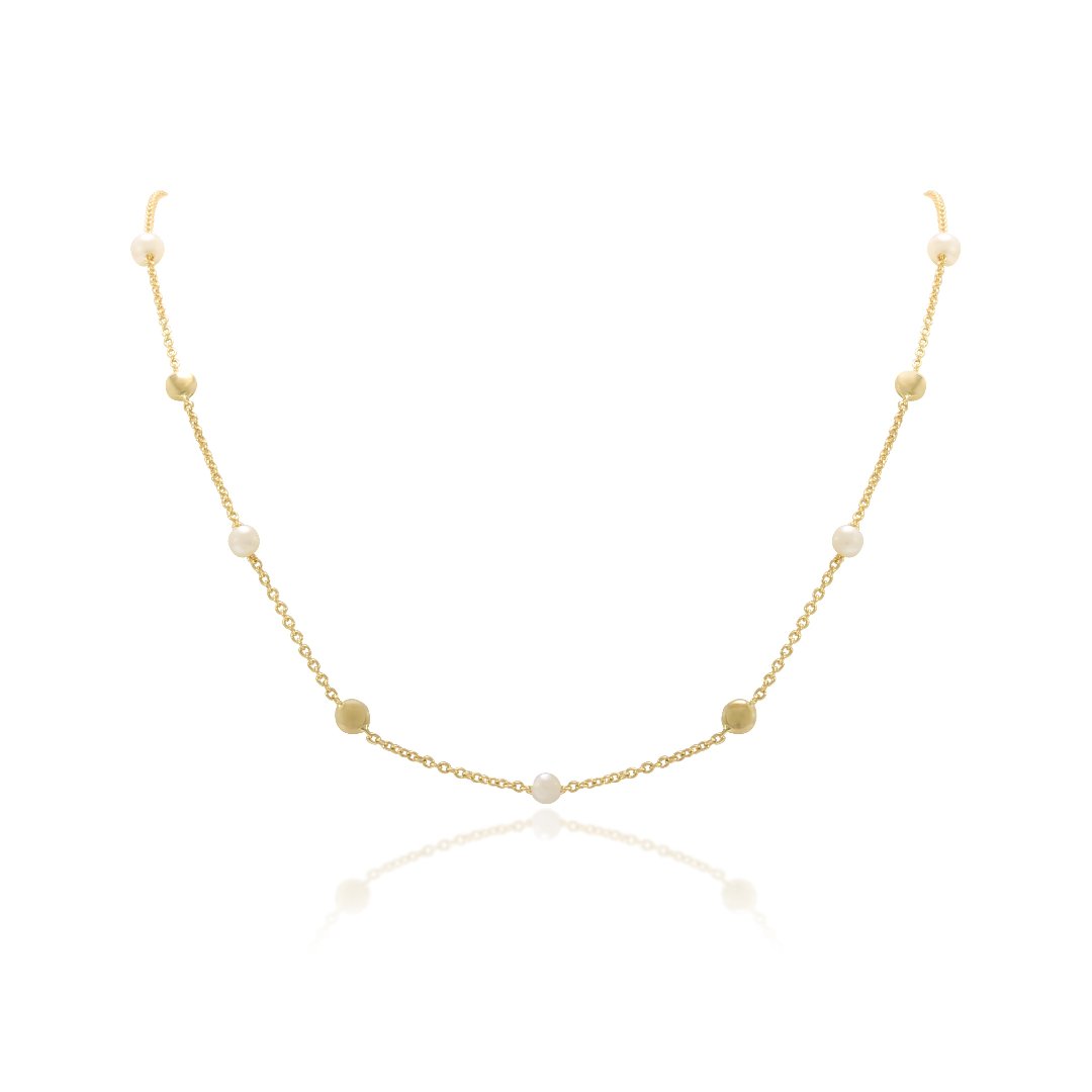 Gargantilla con motivos circulares lisos y perlas cultivadas realizada en oro amarillo de 18 quilates.