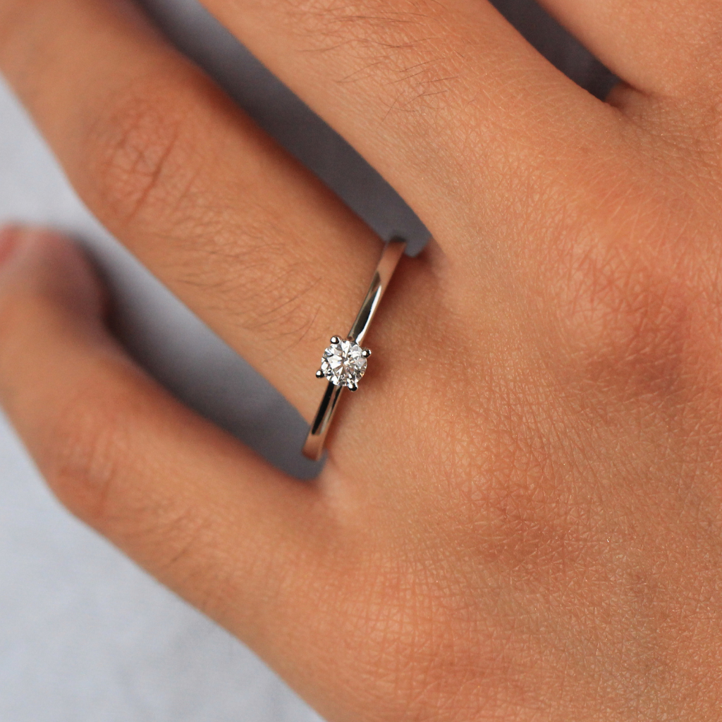 oro blanco con diamante 