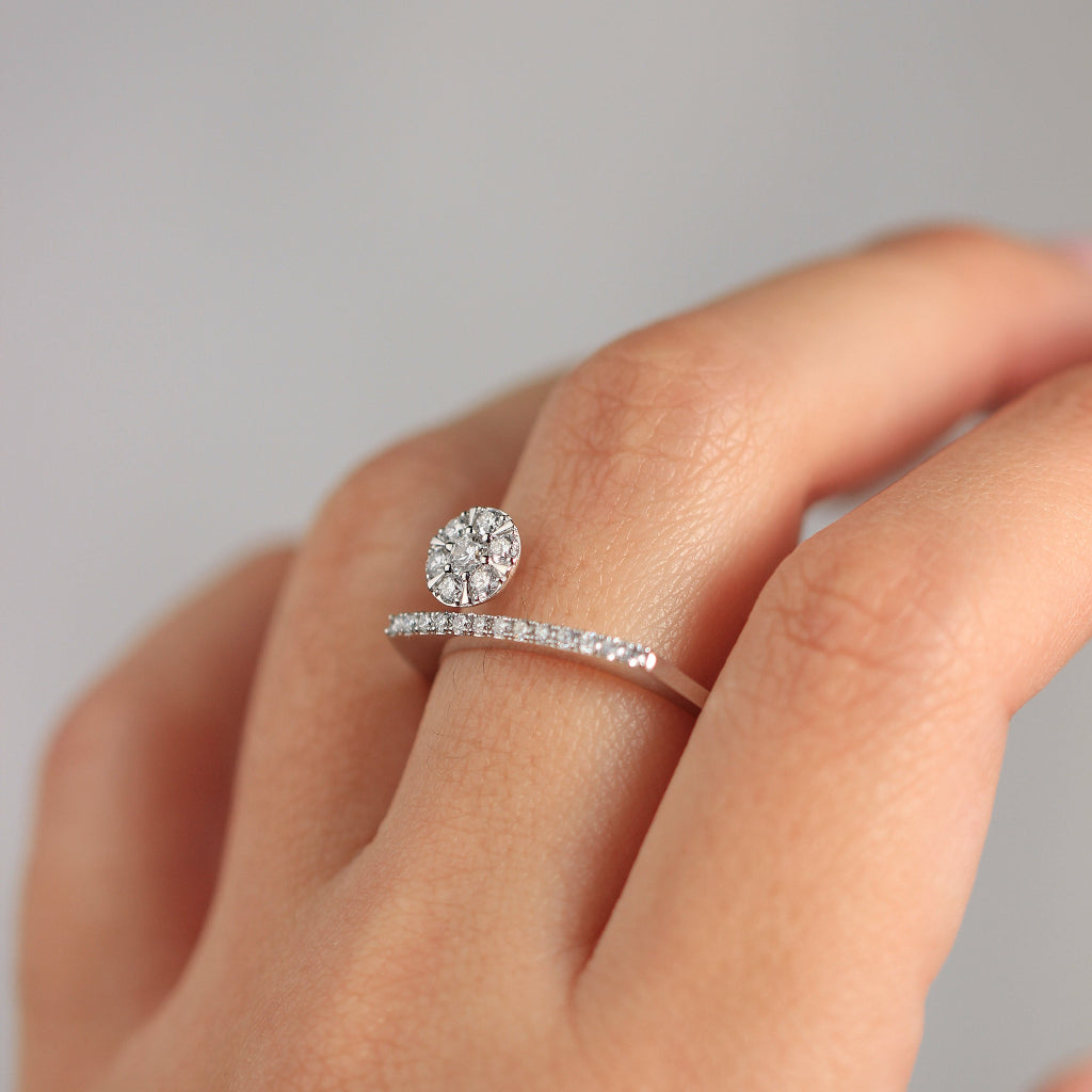 Anillo de oro blanco con diamantes