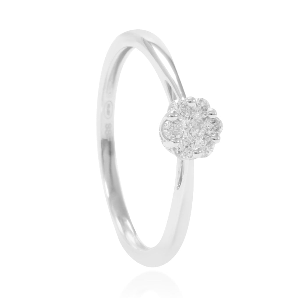 Sortija de oro blanco de 18 quilates con un diamante central talla brillante y una orla de 6 diamantes talla brillante. Joyería Pamplona