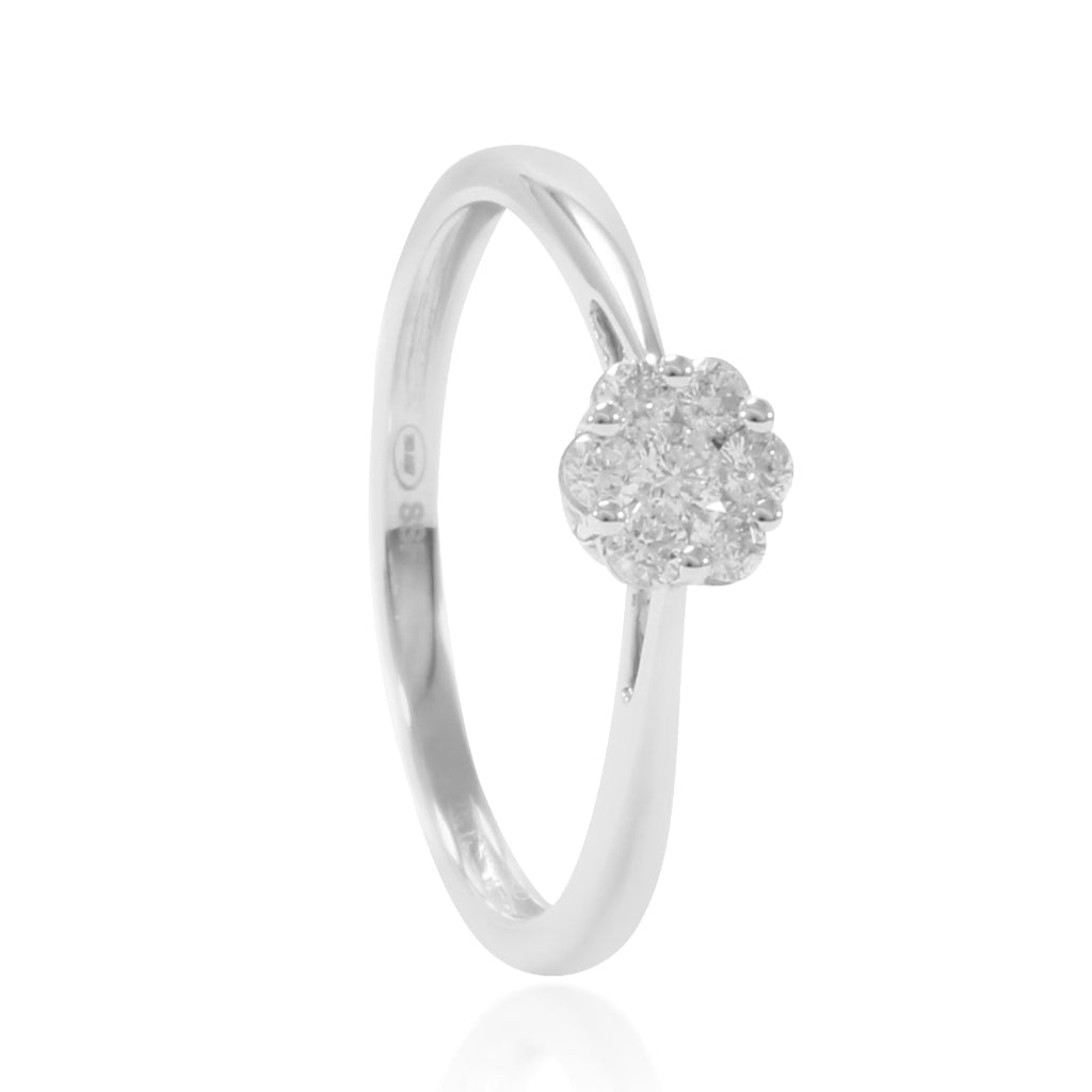 Sortija de oro blanco de 18 quilates con un diamante central talla brillante y una orla de 6 diamantes talla brillante. Joyería Pamplona