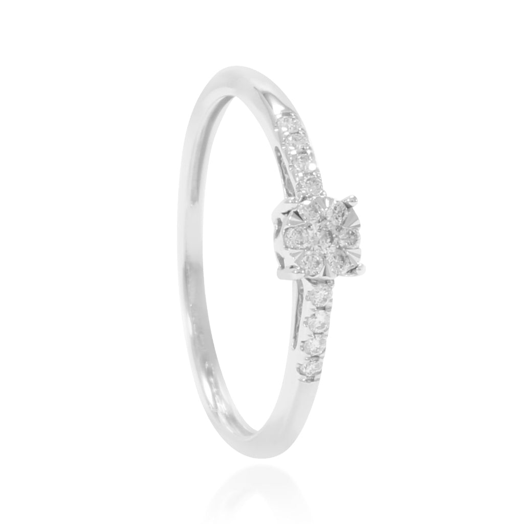 Sortija de oro blanco de 18 quilates con un diamante central talla brillante y 14 diamantes alrededor y en los brazos. Joyería Pamplona