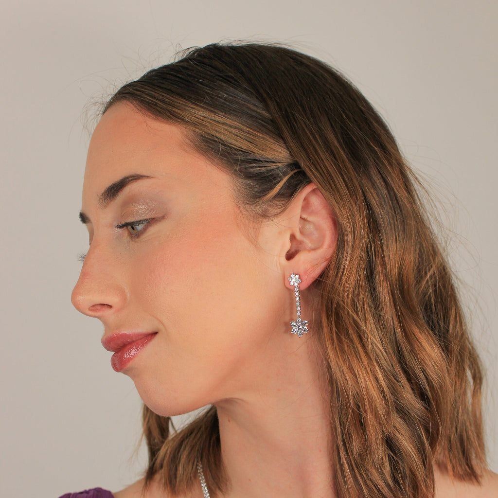 Pendientes de plata de primera ley con una caída de circonitas en forma de flor