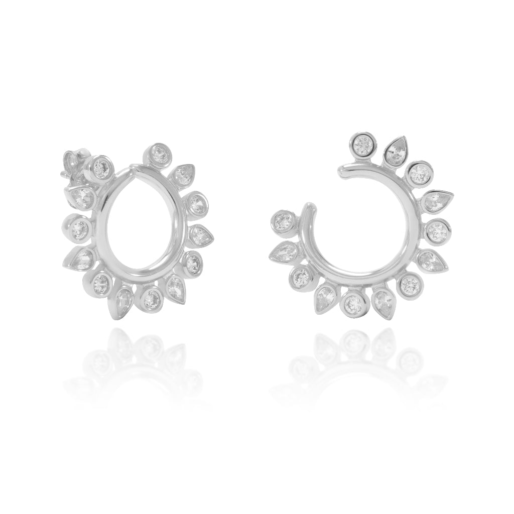 Pendientes de aro con circonitas realizados en plata de primera ley y circonitas