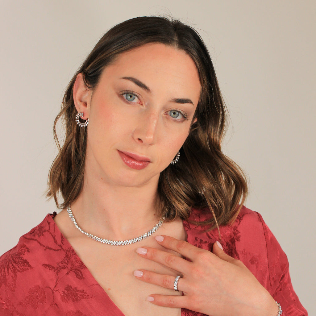 Pendientes de aro realizados en plata de primera ley y circonitas