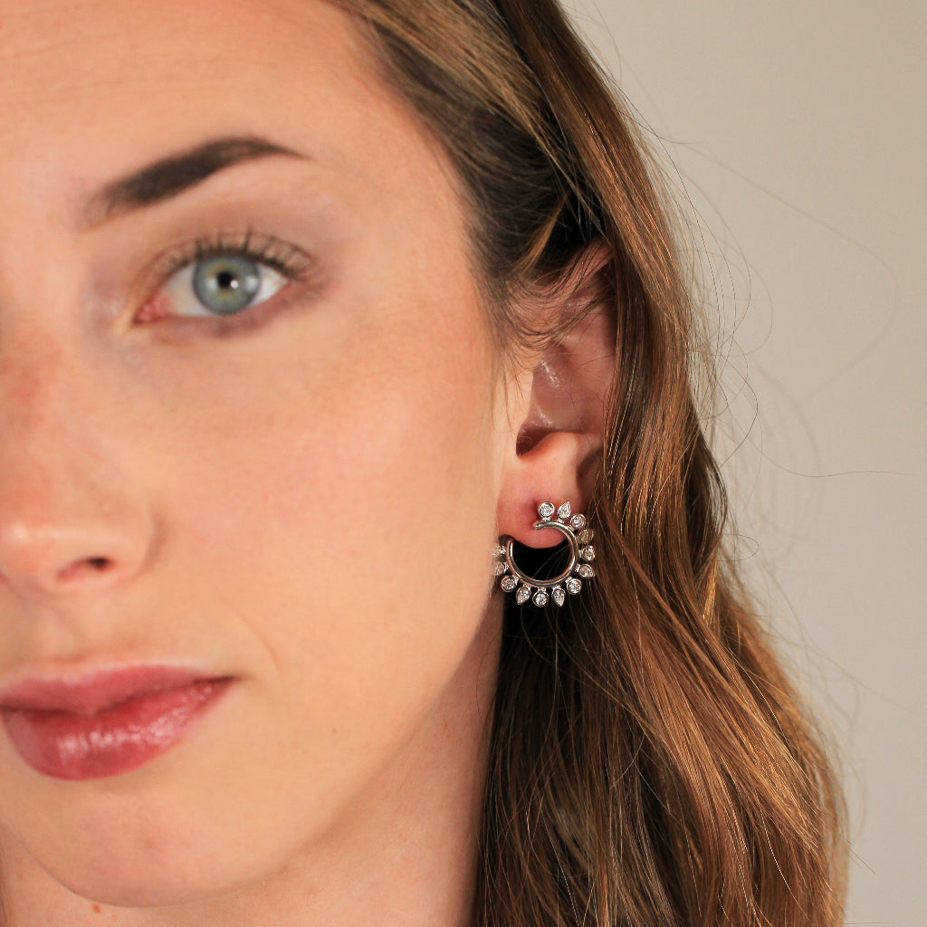 Pendientes de aro realizados en plata de primera ley y circonitas