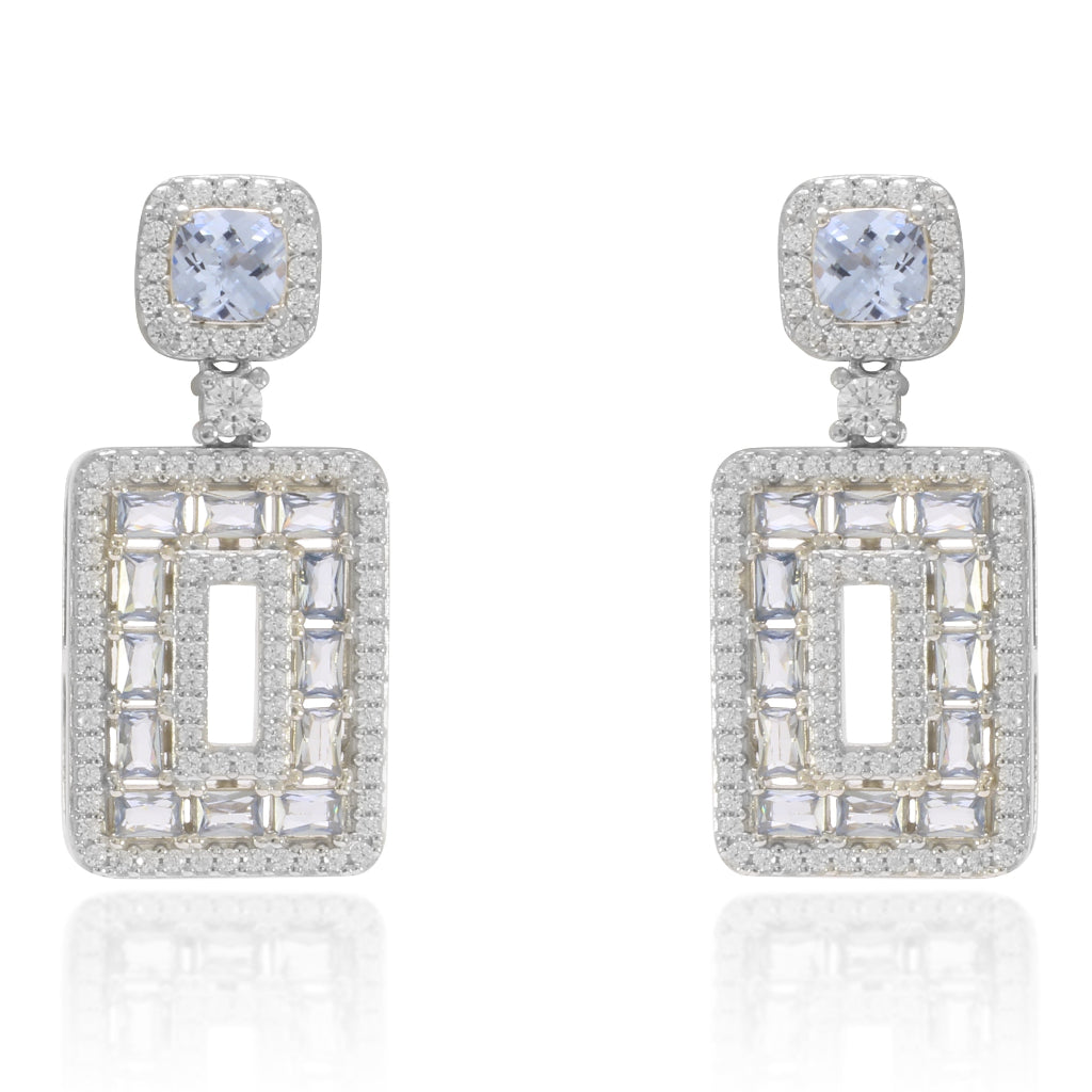 Pendientes rectangulares realizados en plata de primera ley con circonitas azules e incoloras. Joyería Pamplona