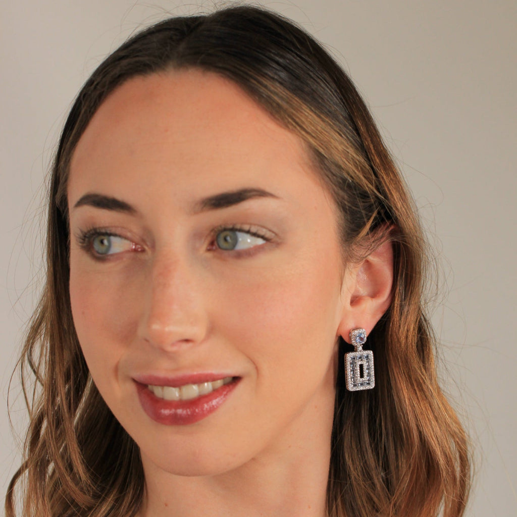 Pendientes de novia con circonitas blancas y azules. Plata primera ley.