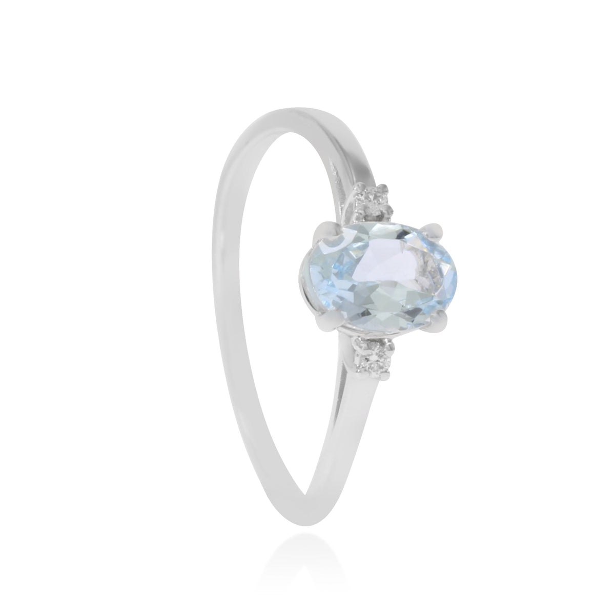 Sortija realizada en oro blanco de 18 quilates, con una aguamarina oval de 0,77cts y dos diamantes naturales talla brillante a los laterales. El peso total de los dos diamantes es de 0,024cts. 