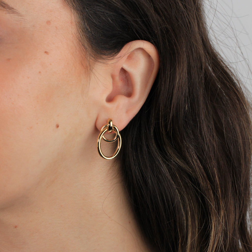 Pendientes realizados en oro amarillo de 18 quilates con tres aros fijos enlazados.