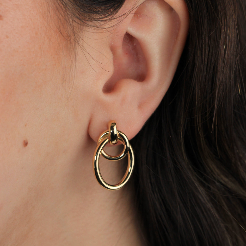 Pendientes realizados en oro amarillo de 18 quilates con tres aros fijos enlazados.