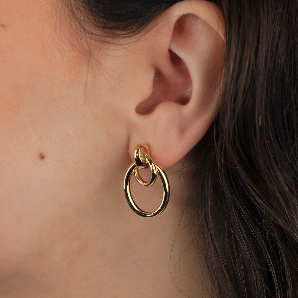 Pendientes realizados en oro amarillo de 18 quilates con tres aros fijos enlazados.