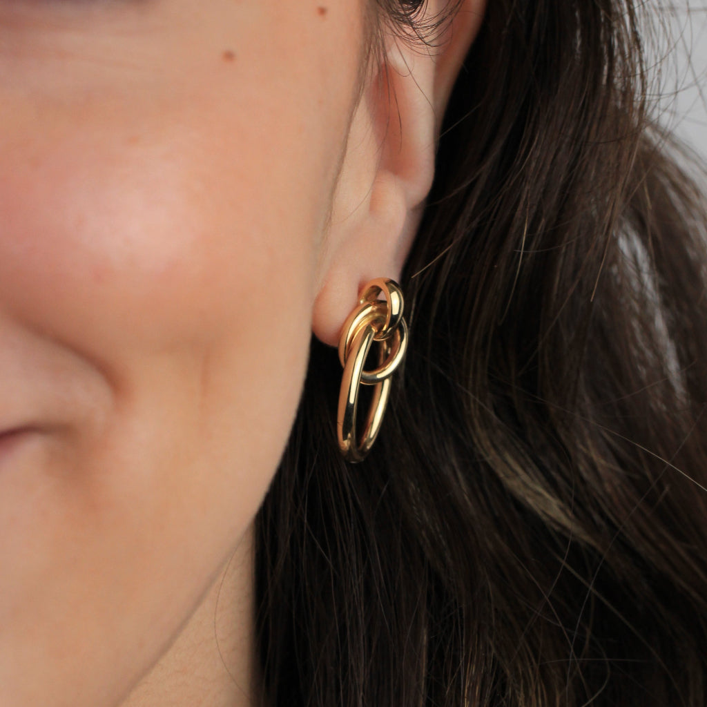 Pendientes realizados en oro amarillo de 18 quilates con tres aros fijos enlazados.