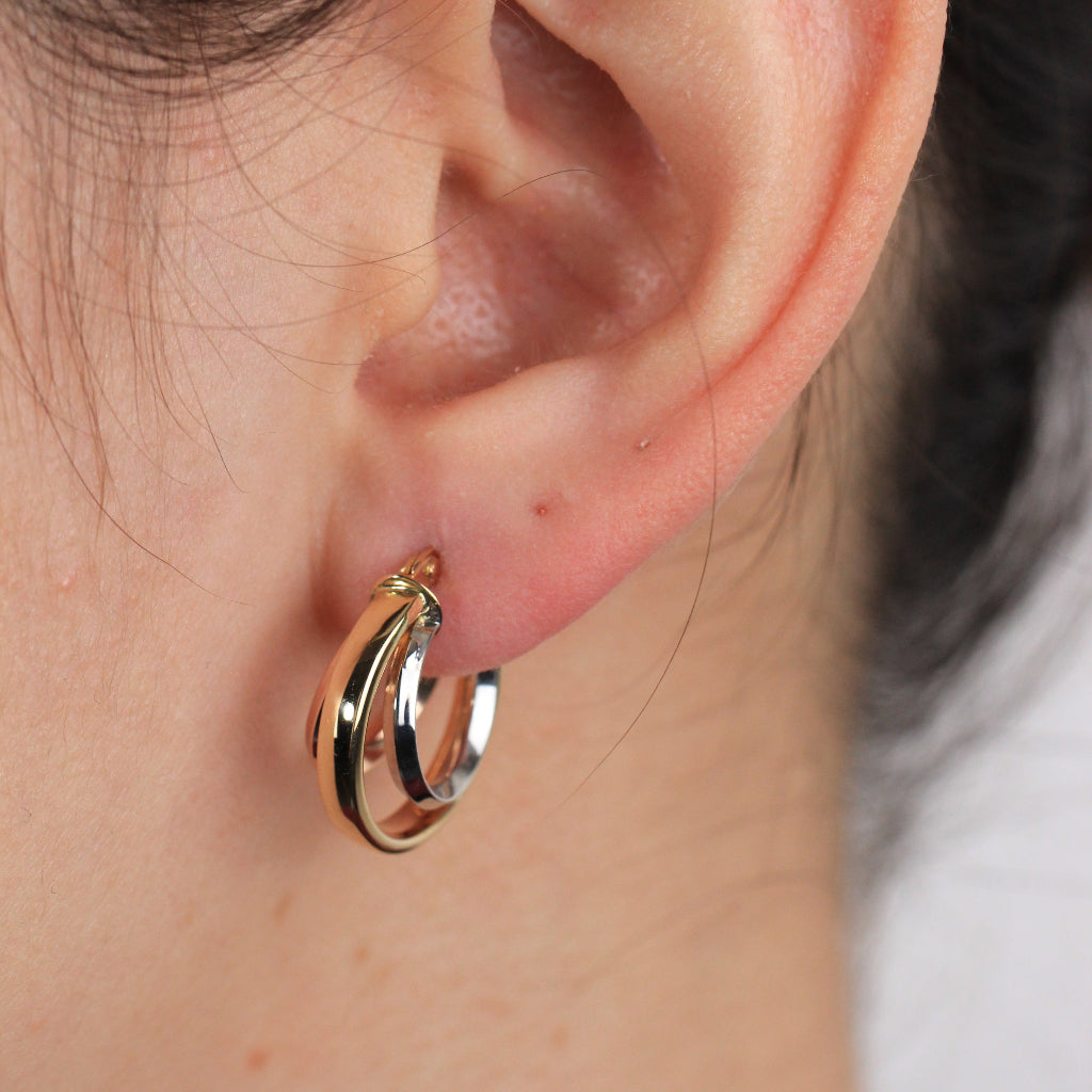 Pendientes de aro en oro blanco, rosa y amarillo de 18 quilates. Los pendientes tricolor tienen forma de tres aros separados.