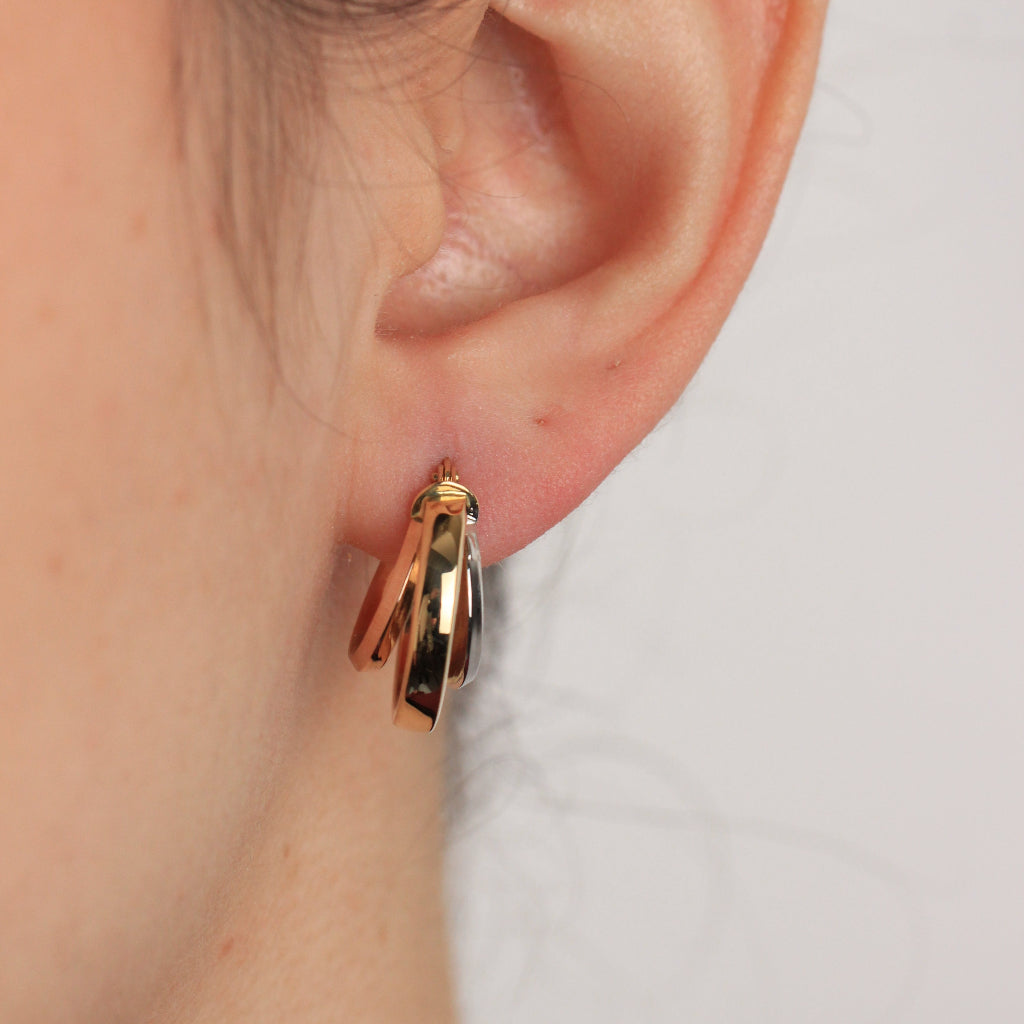 Pendientes de aro en oro blanco, rosa y amarillo de 18 quilates. Los pendientes tricolor tienen forma de tres aros separados.