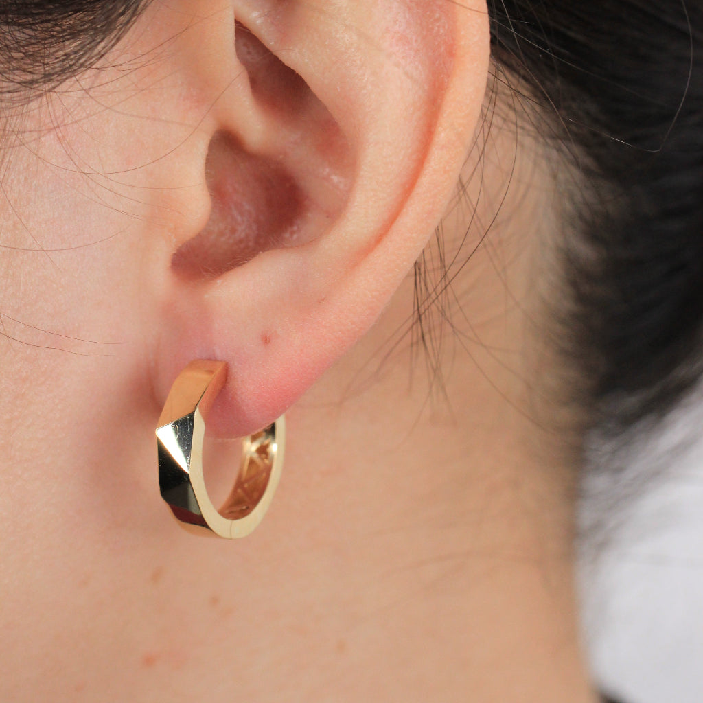 Pendientes de aro en oro amarillo de 18 quilates semifacetados triangularmente.