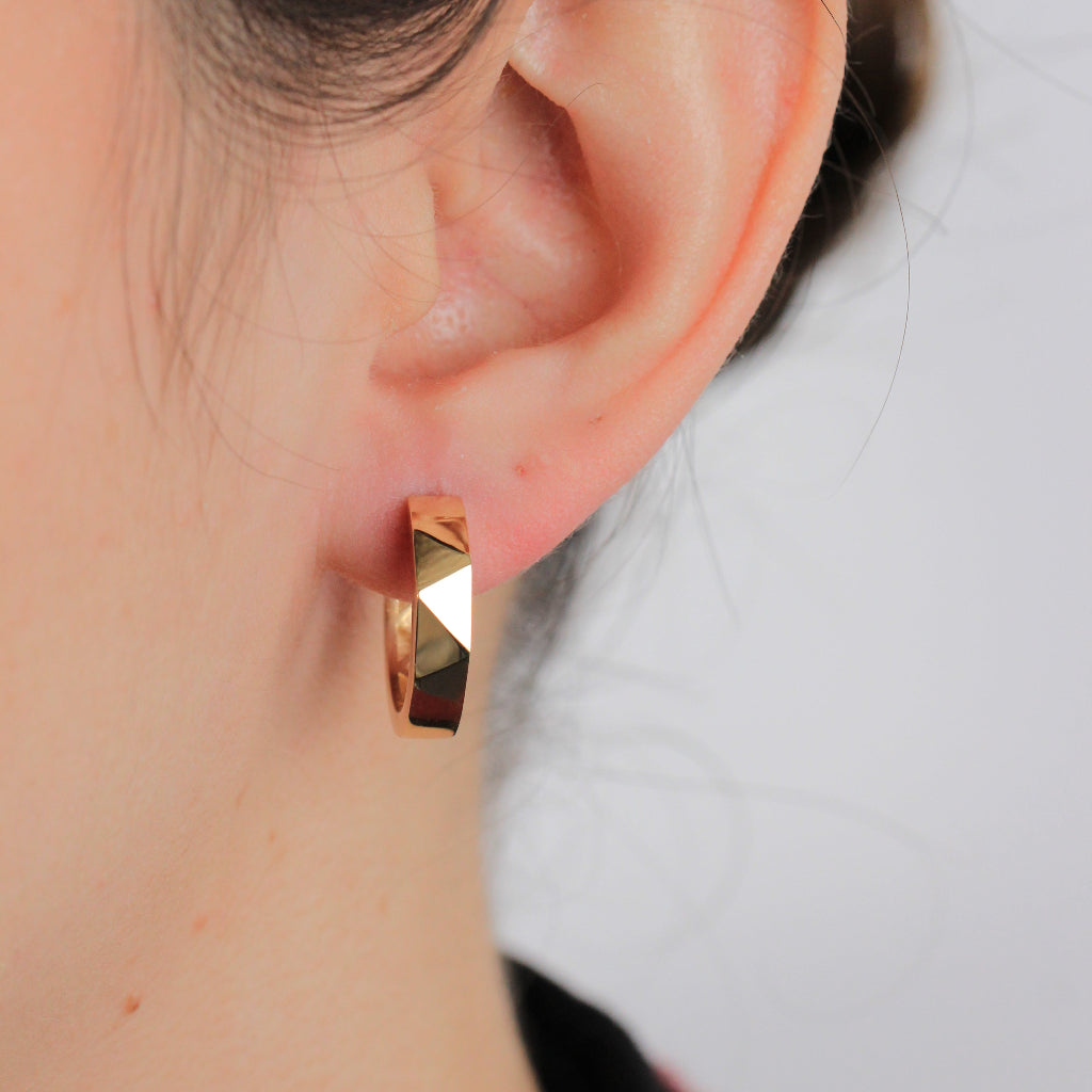 Pendientes de aro en oro amarillo de 18 quilates semifacetados triangularmente.