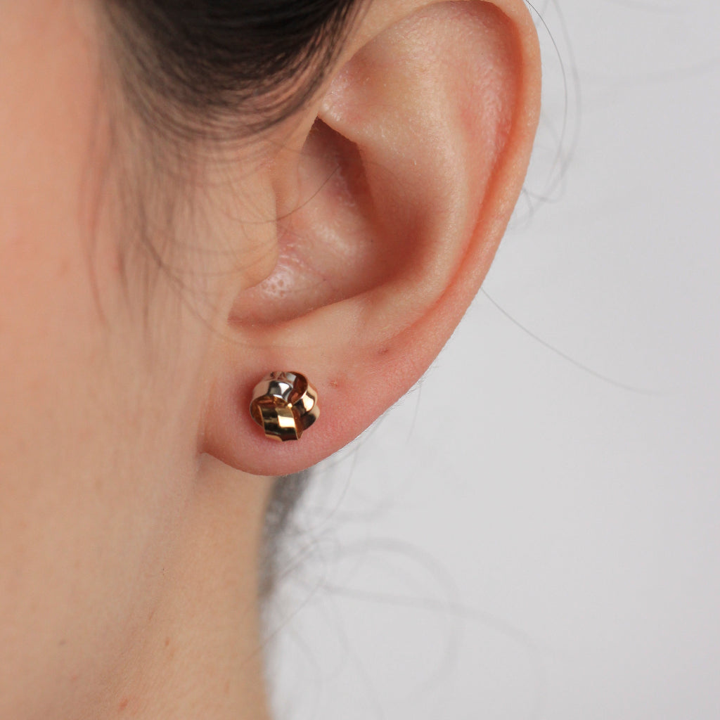 Pendientes tricolor en oro amarillo, rosa y blanco de 18 quilates en forma de nudo.