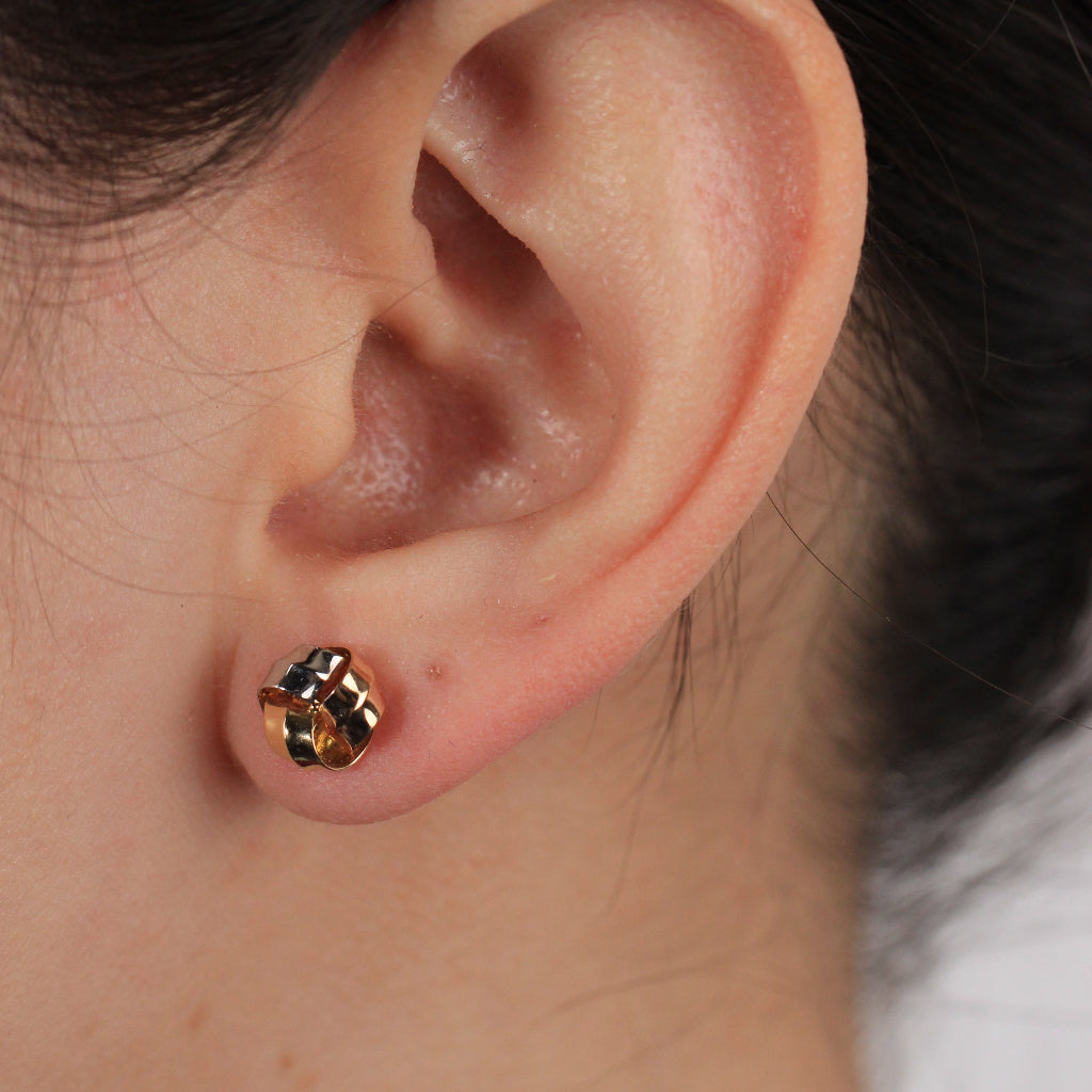 Pendientes tricolor en oro amarillo, rosa y blanco de 18 quilates en forma de nudo.