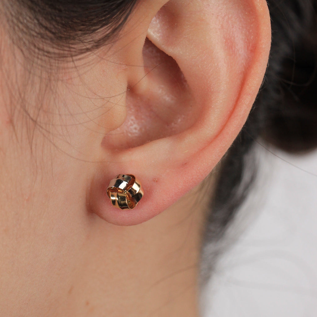 Pendientes tricolor en oro amarillo, rosa y blanco de 18 quilates en forma de nudo.