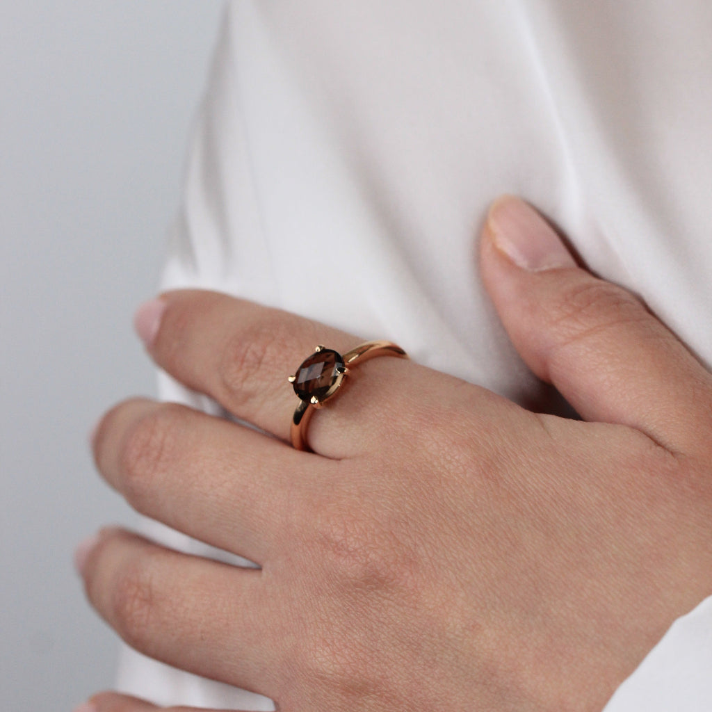 Sortija realizada en oro rosa de 18 quilates con motivo central de cuarzo fumé oval.