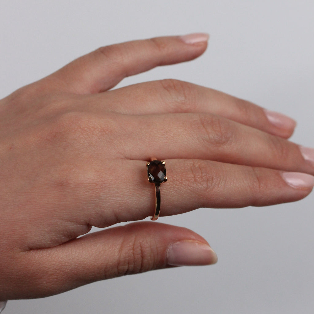 Sortija realizada en oro rosa de 18 quilates con motivo central de cuarzo fumé oval.