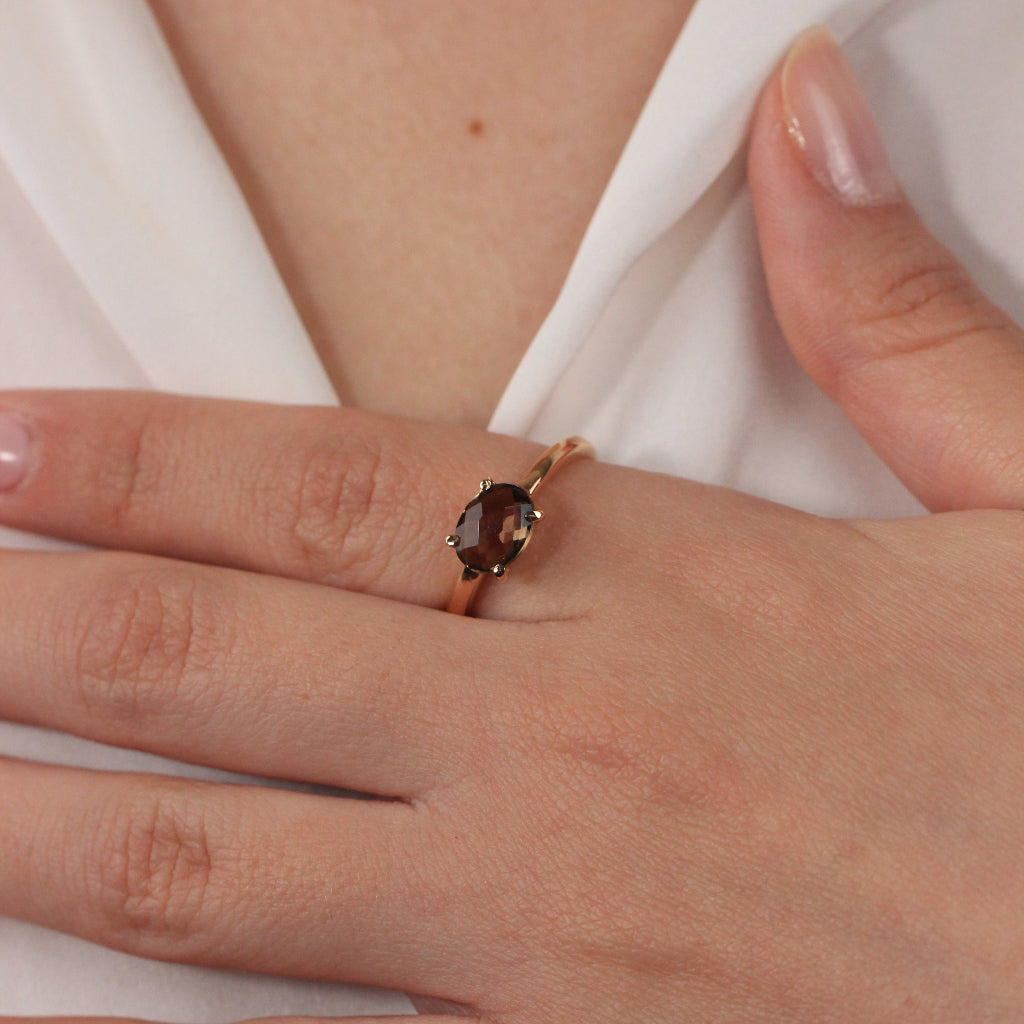 Sortija realizada en oro rosa de 18 quilates con motivo central de cuarzo fumé oval.