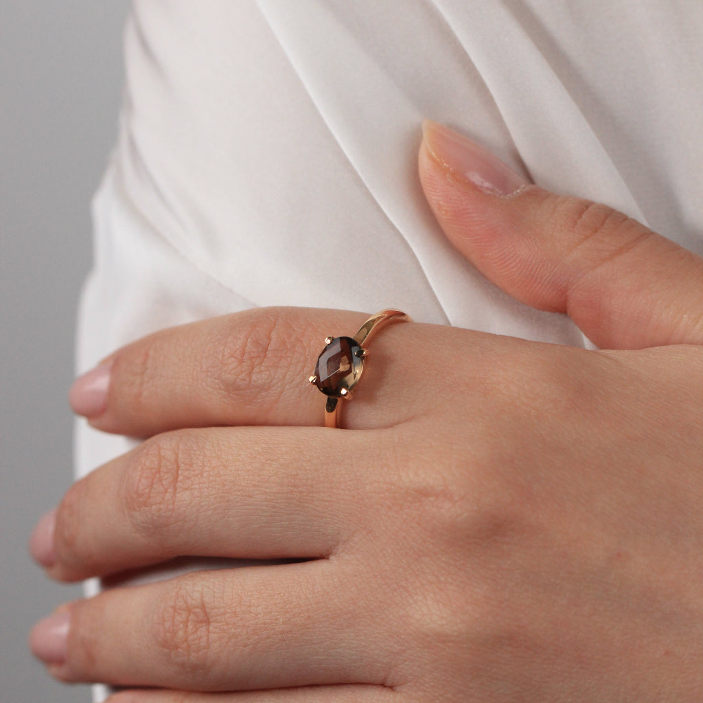 Sortija realizada en oro rosa de 18 quilates con motivo central de cuarzo fumé oval.