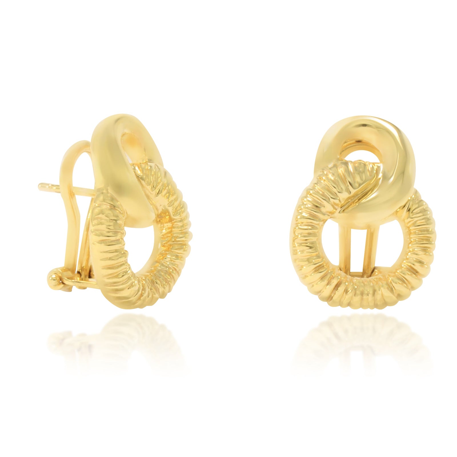 Pendientes en oro amarillo de 18 quilates con dos aros enlazados en forma de ocho. El aro inferior está facetado. Sistema de cierre omega.
