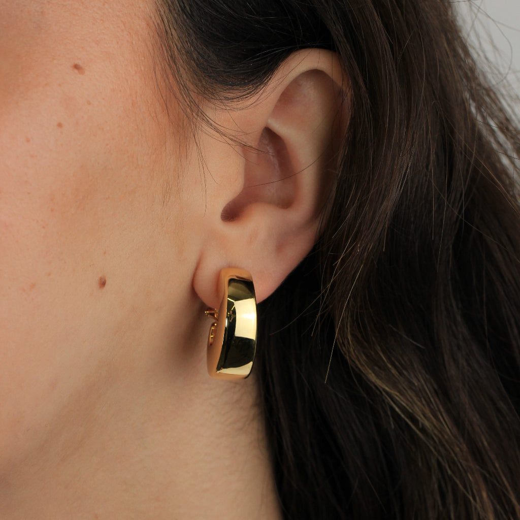 Pendientes estilo aro realizados en oro amarillo de 18 quilates con forma ovalada abombados. Sistema de cierre omega.