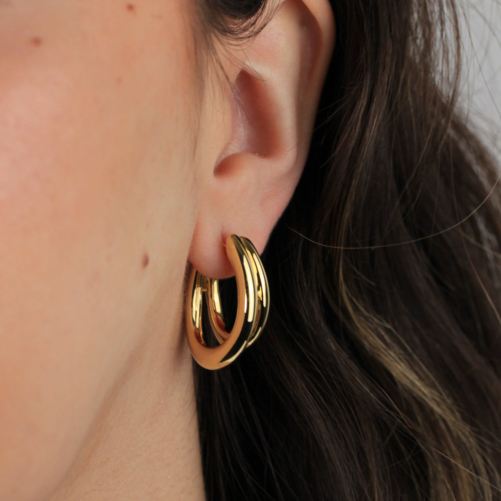 Pendientes de aro realizados en oro amarillo de 18 quilates en forma de doble tubo ovalado. 