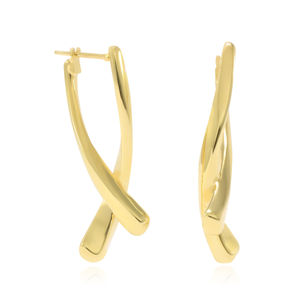 Pendientes realizados en oro amarillo de 18 quilates en forma de doble tubo cruzado en X.