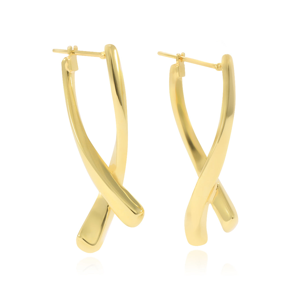 Pendientes realizados en oro amarillo de 18 quilates en forma de doble tubo cruzado en X.