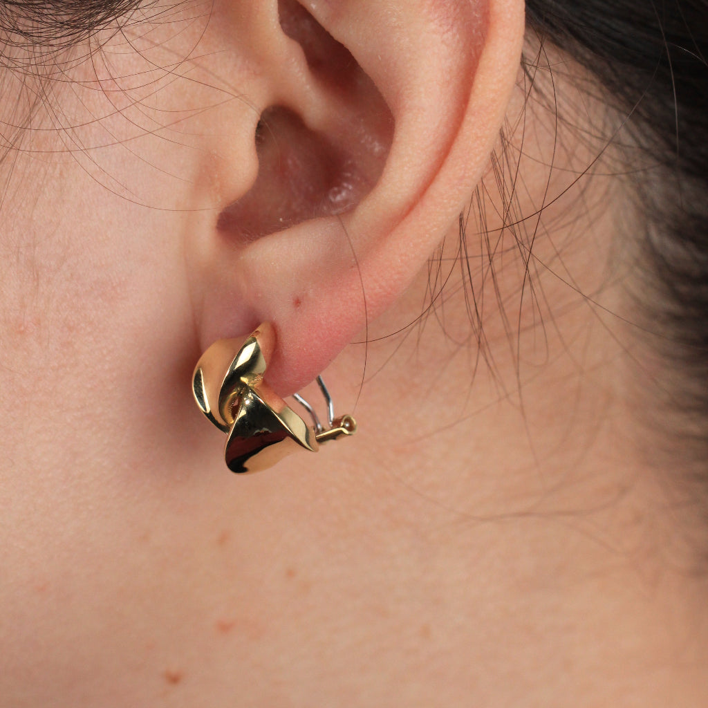 Pendientes en oro amarillo de 18 quilates con diseño estilo pajarita. Sistema de cierre omega.