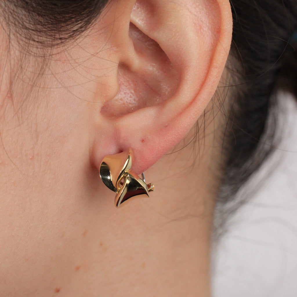 Pendientes en oro amarillo de 18 quilates con diseño estilo pajarita. Sistema de cierre omega.