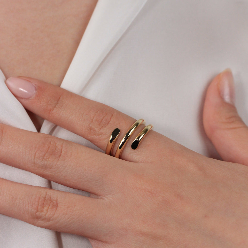 Sortija realizada en oro amarillo de 18 quilates con tres brazos.