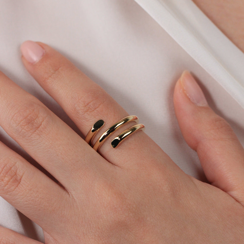 Sortija realizada en oro amarillo de 18 quilates con tres brazos.