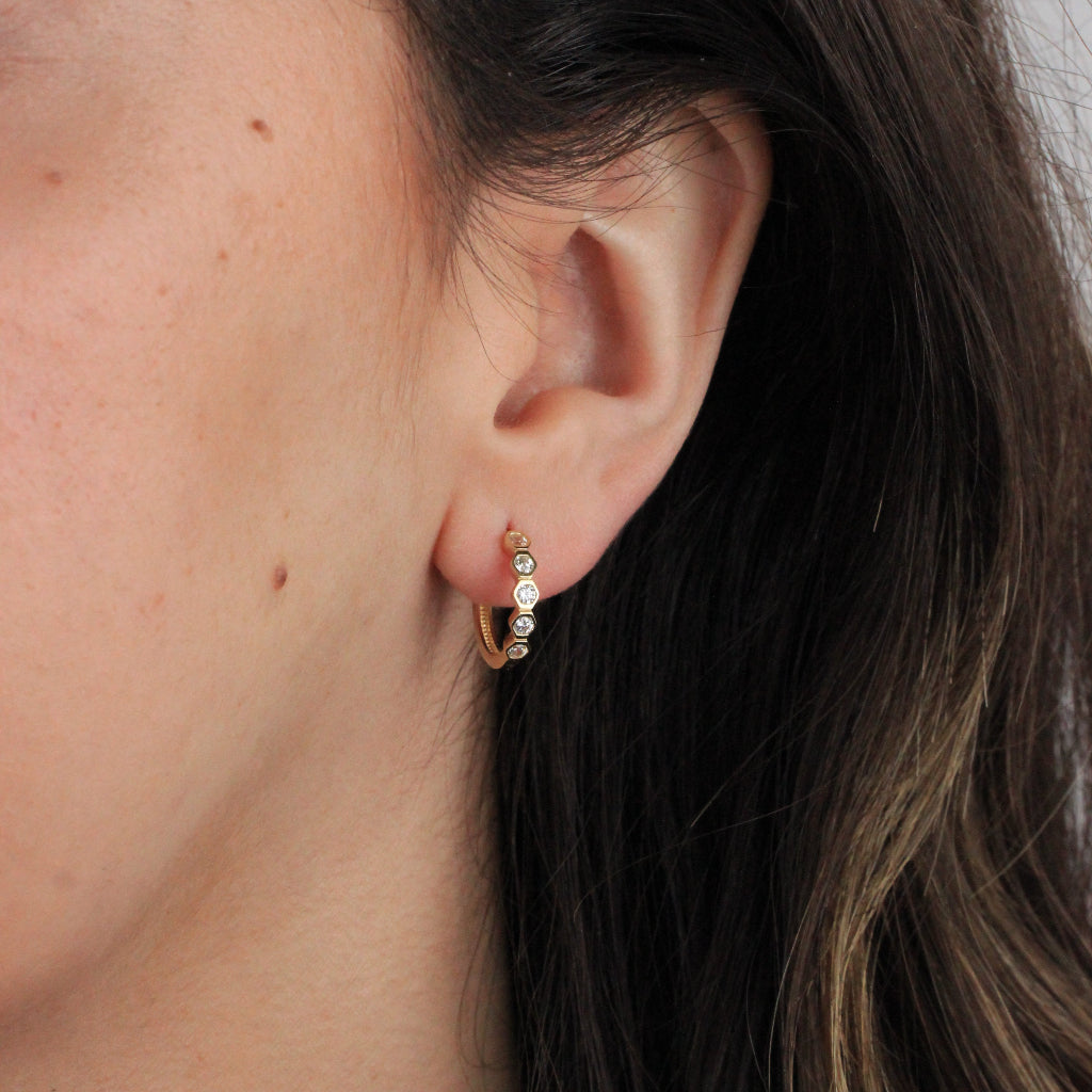 Pendientes de aro en oro amarillo de 18 quilates con cinco circonitas en chatón hexagonal.