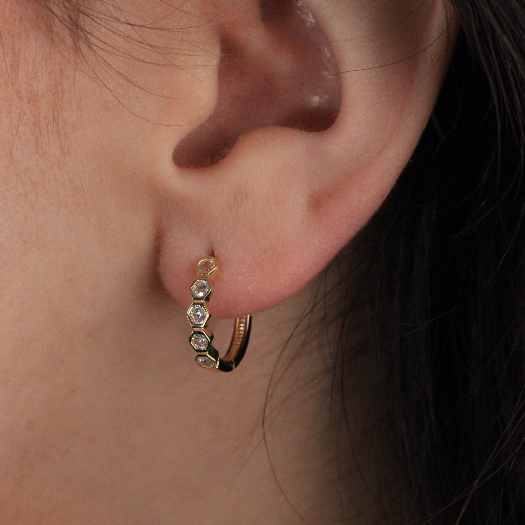 Pendientes de aro en oro amarillo de 18 quilates con cinco circonitas en chatón hexagonal.