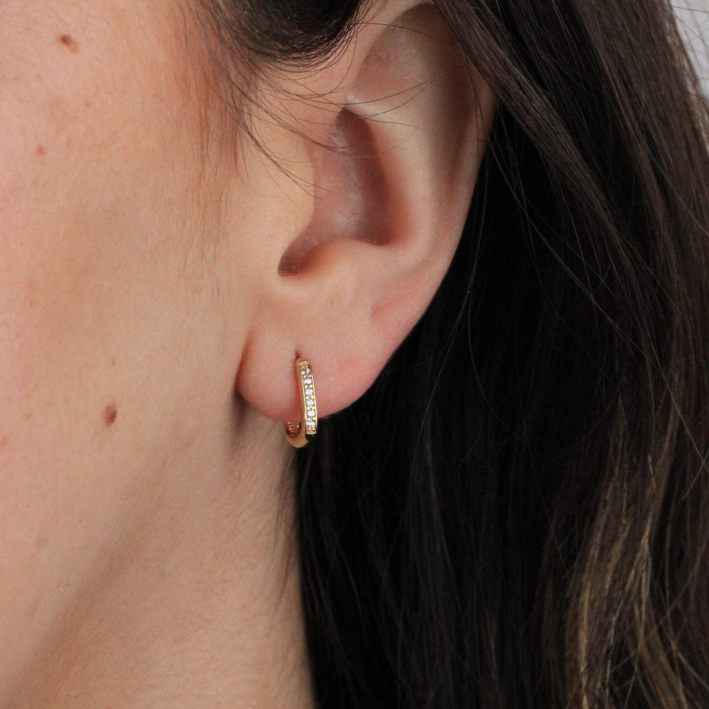 Pendientes de aro en oro amarillo de 18 quilates con forma cuadrada alargada y un carril de circonitas.