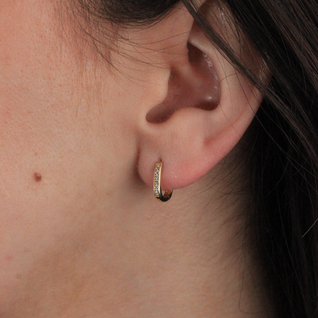 Pendientes de aro en oro amarillo de 18 quilates con forma cuadrada alargada y un carril de circonitas.