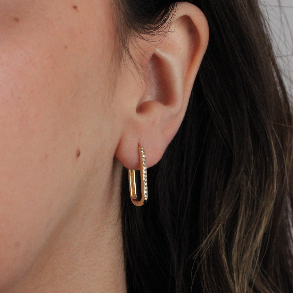 Pendientes de aro en oro amarillo de 18 quilates con forma cuadrada alargada y un carril de circonitas.