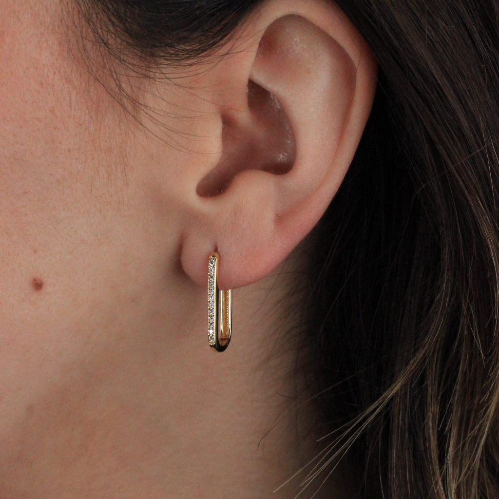 Pendientes de aro en oro amarillo de 18 quilates con forma cuadrada alargada y un carril de circonitas.