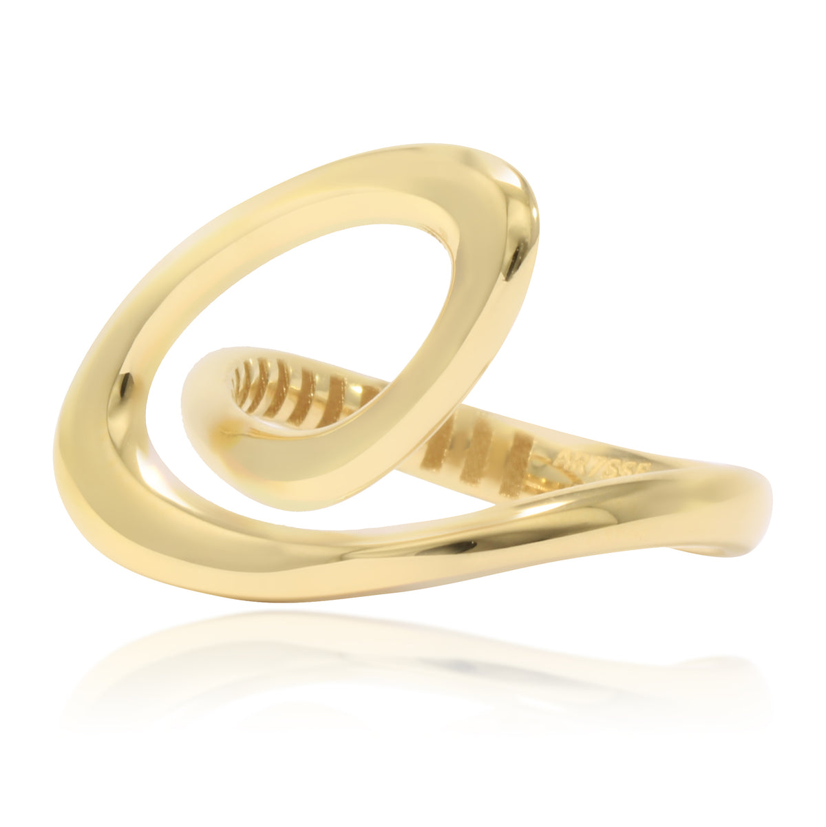 Sortija asimétrica realizada en oro amarillo de 18 quilates.