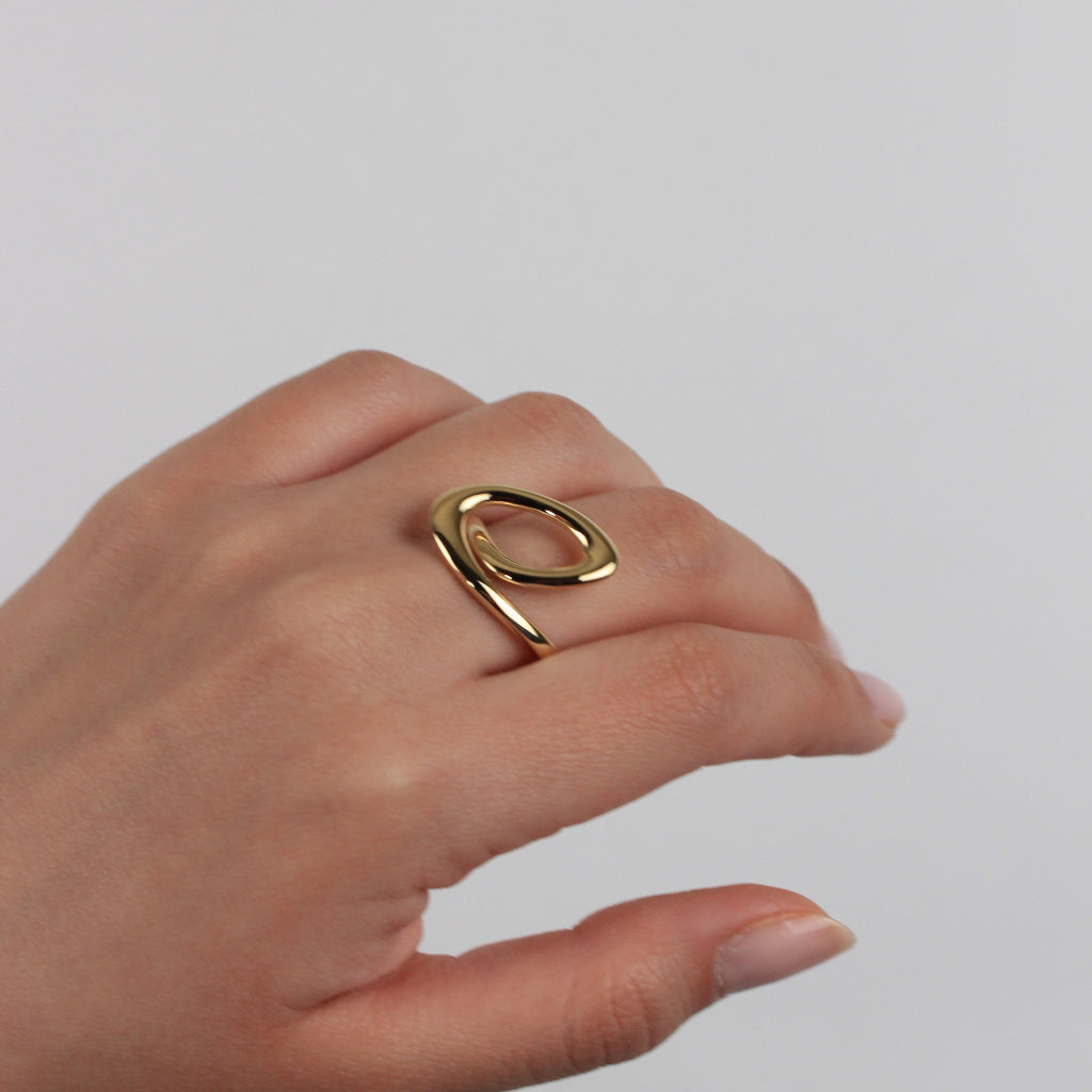 Sortija asimétrica realizada en oro amarillo de 18 quilates.
