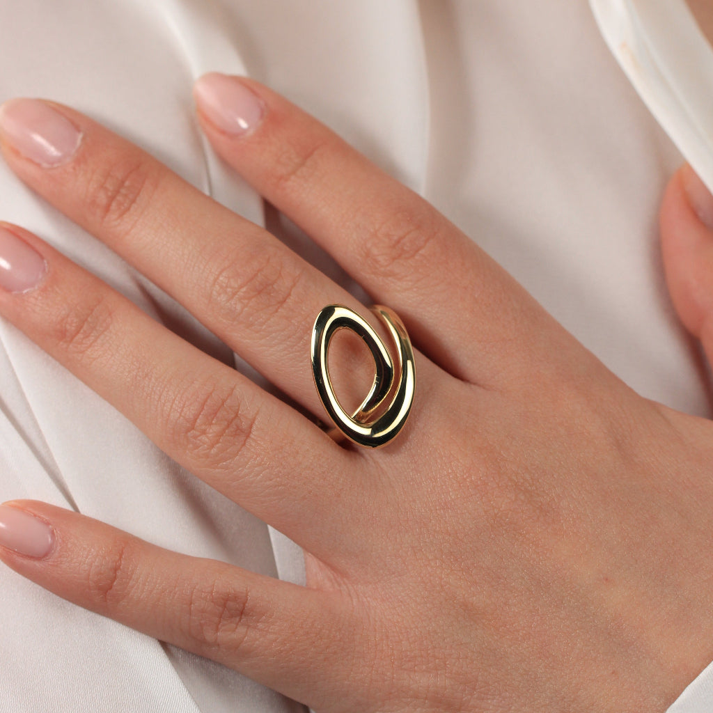 Sortija asimétrica realizada en oro amarillo de 18 quilates.