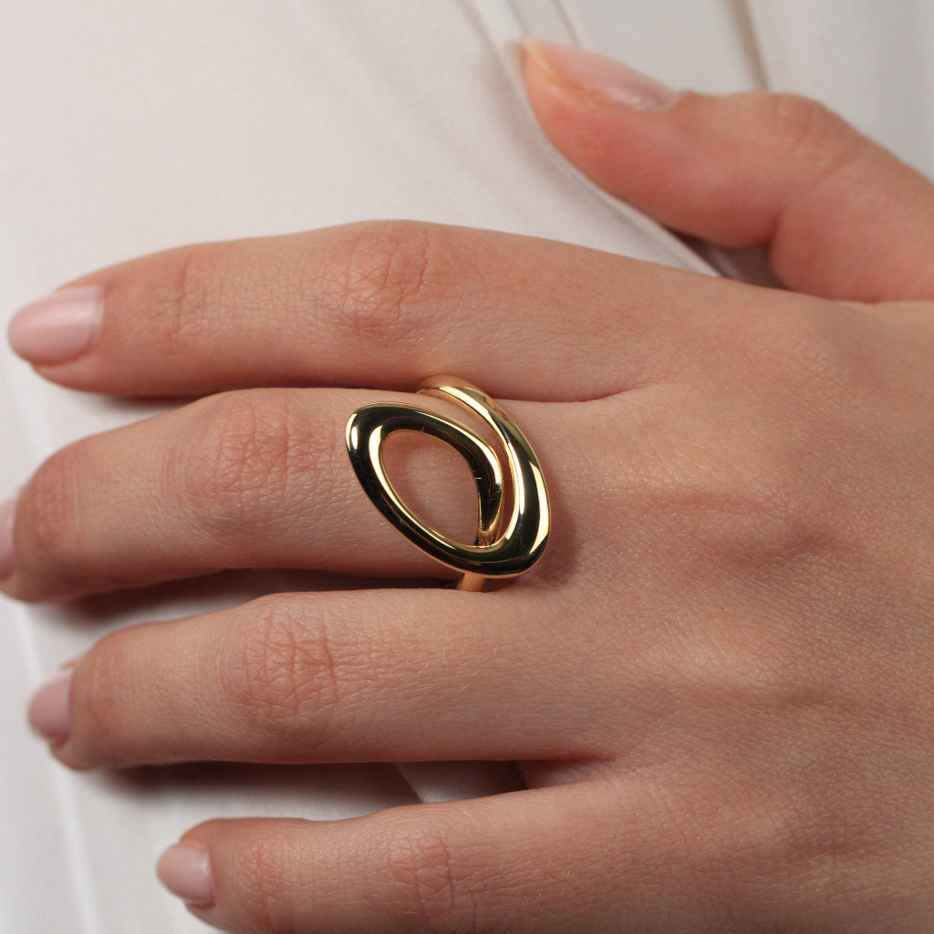 Sortija asimétrica realizada en oro amarillo de 18 quilates.