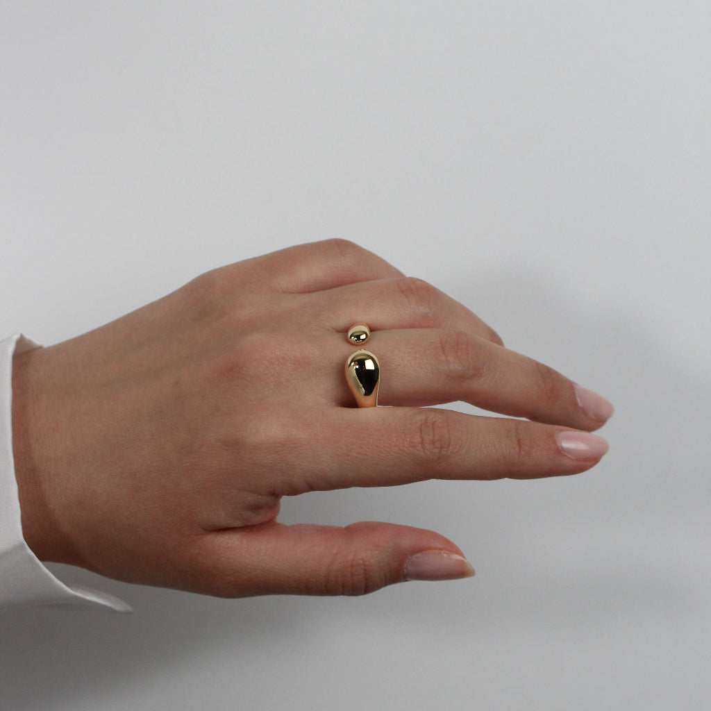 Sortija realizada en oro amarillo de 18 quilates con motivos de gotas.