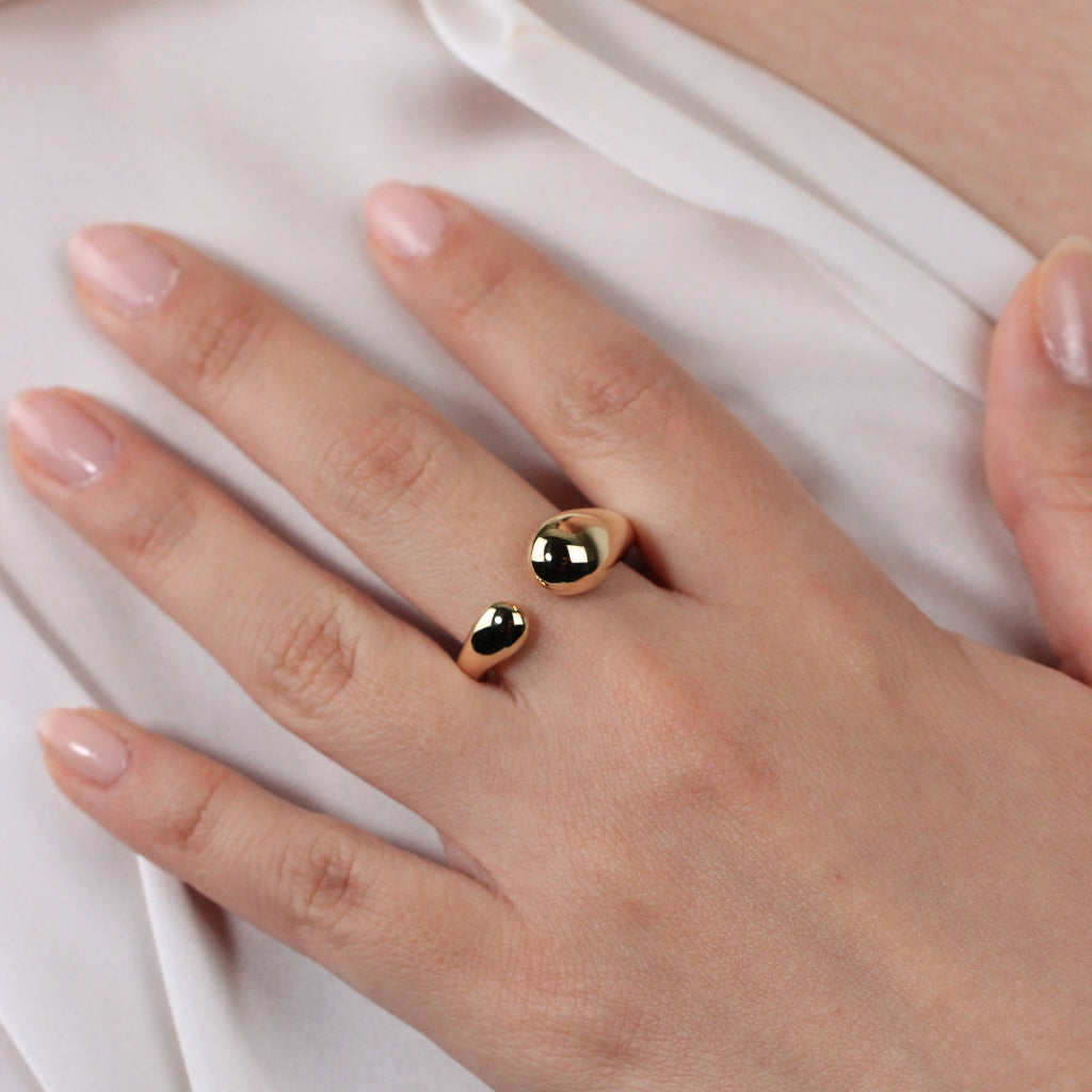 Sortija realizada en oro amarillo de 18 quilates con motivos de gotas.