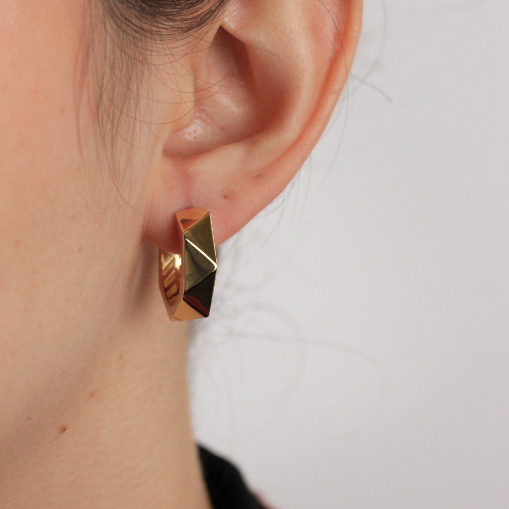 Pendientes de aro en oro amarillo de 18 quilates facetados triangularmente.